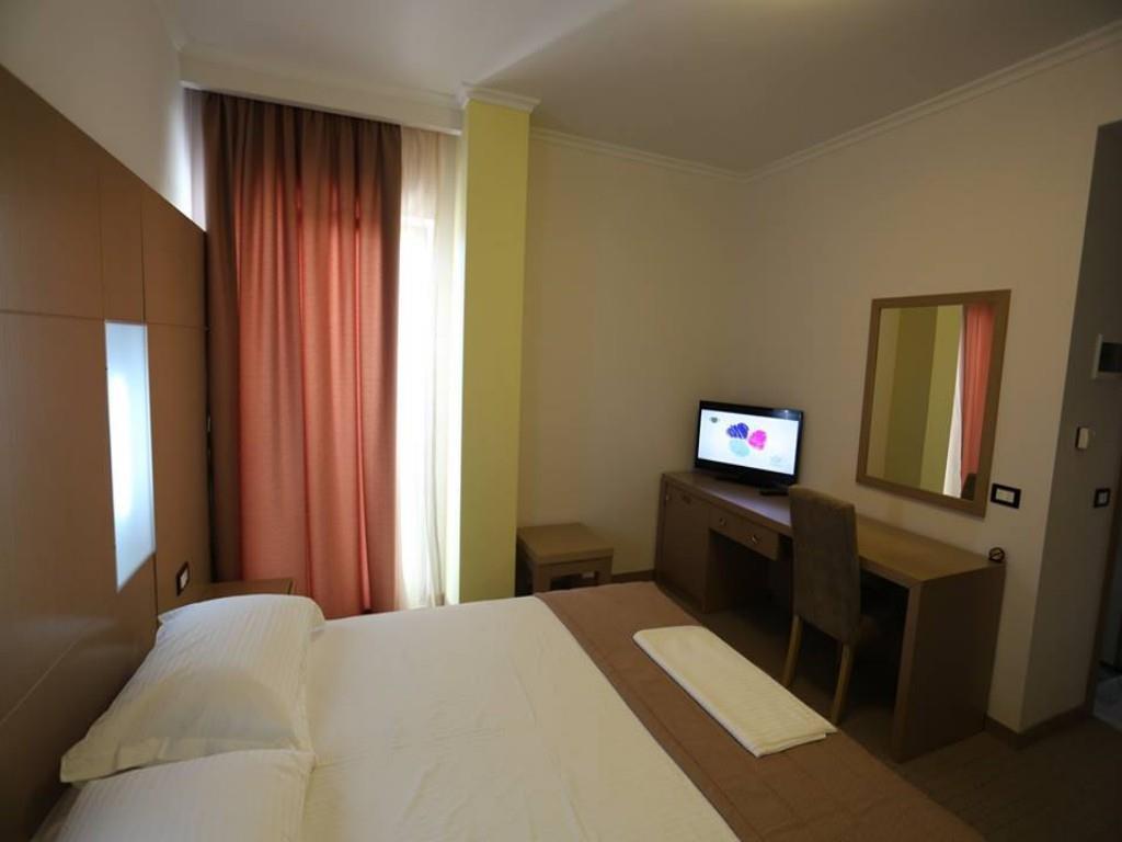 Hotel Voloreka Tushemisht エクステリア 写真